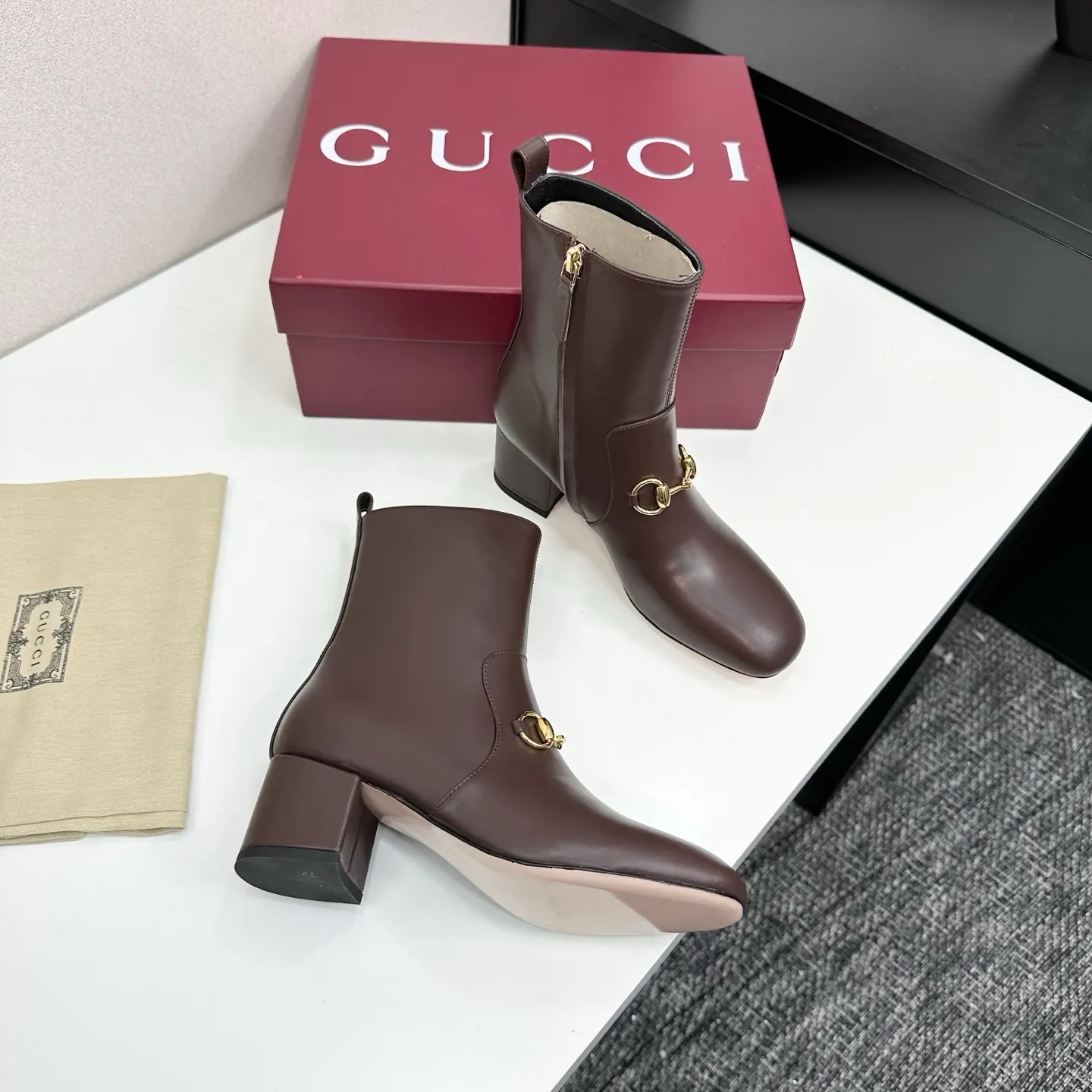 👟👟Ex-factory price 740👟👟 Gucci Gucci 2025G new autumn and winter classic horsebit thick heel short boots. The main series is finally available, and the products are worth looking forward to! Original classics create new designs ✨ Purchasing agent level! Full of high-end feel! A favorite among bloggers at home and abroad, it is retro and fashionable, easy to wear and looks great on your feet! Mainly recommended by the official website, new colors are constantly updated 🆕 ▪️Upper: original calfskin/cloth ▪️Inner lining: imported sheepskin ▪️Outsole: Italian leather outsole ▪️Heel height: 3.5cm ▪️Shoe size: 35-39 (40.41.42 can be customized)